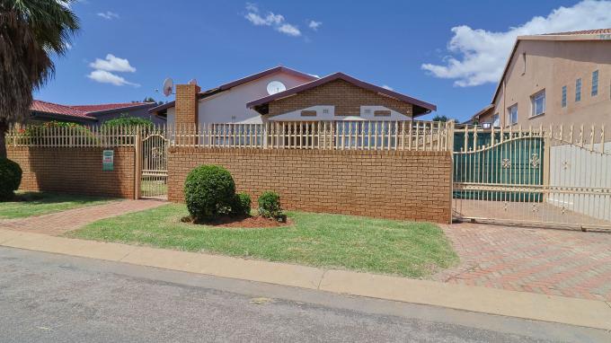 3 Bedroom House for Sale For Sale in Lenasia South - MR670142