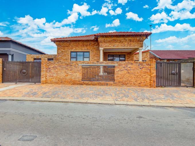 3 Bedroom House for Sale For Sale in Dhlamini - MR671044