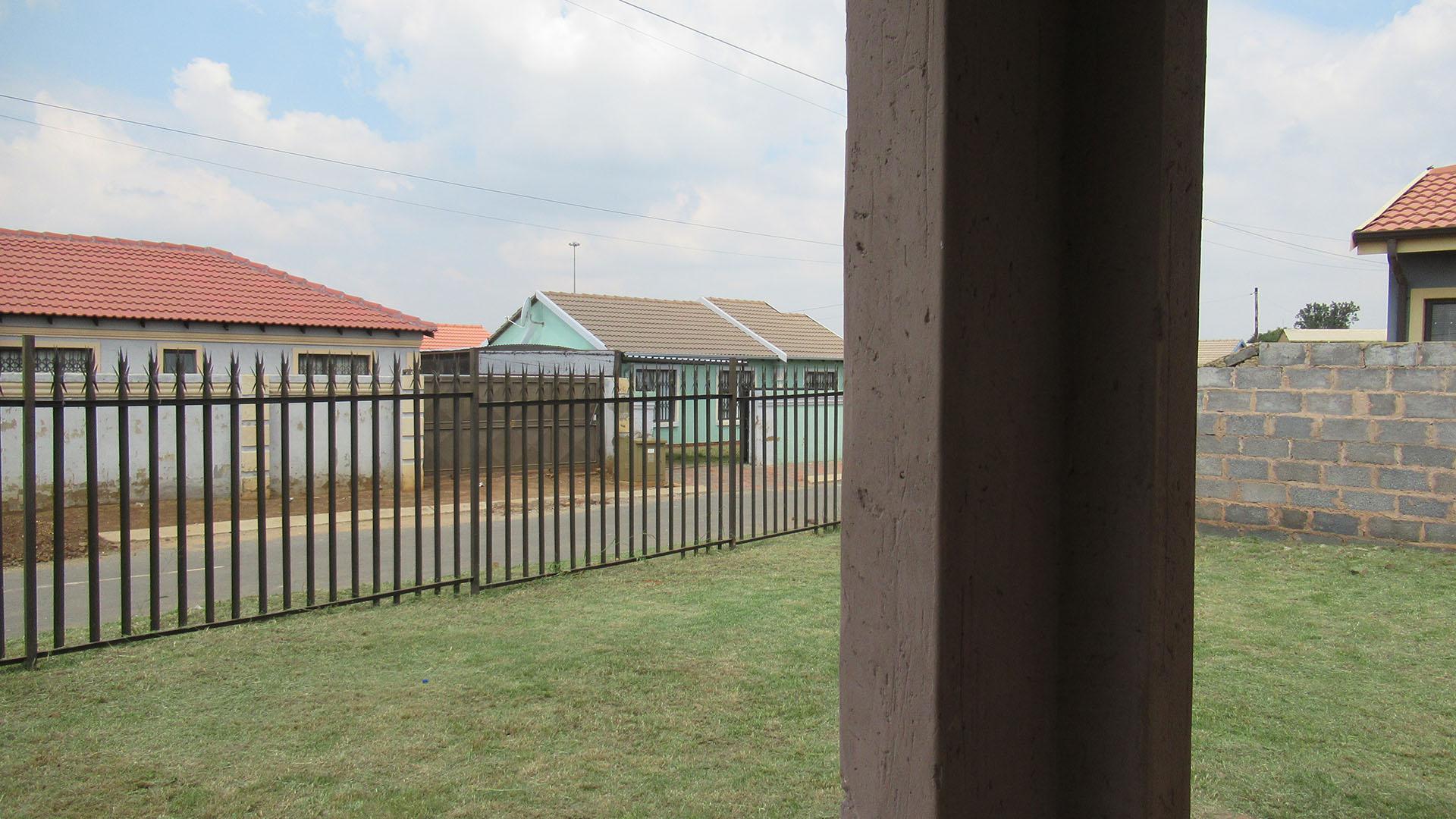 Patio - 2 square meters of property in Mohlakeng