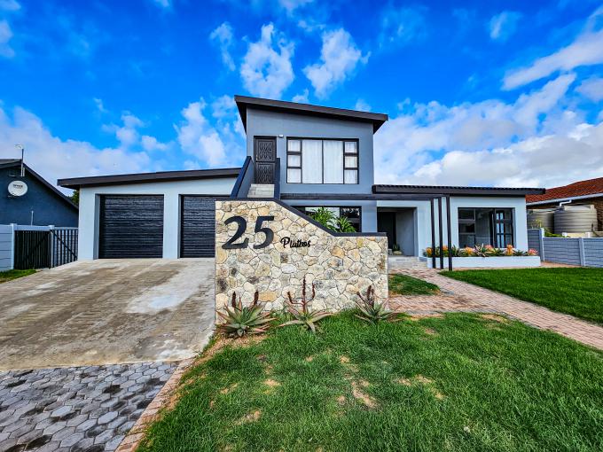 6 Bedroom House for Sale For Sale in Stilbaai (Still Bay) - MR673195